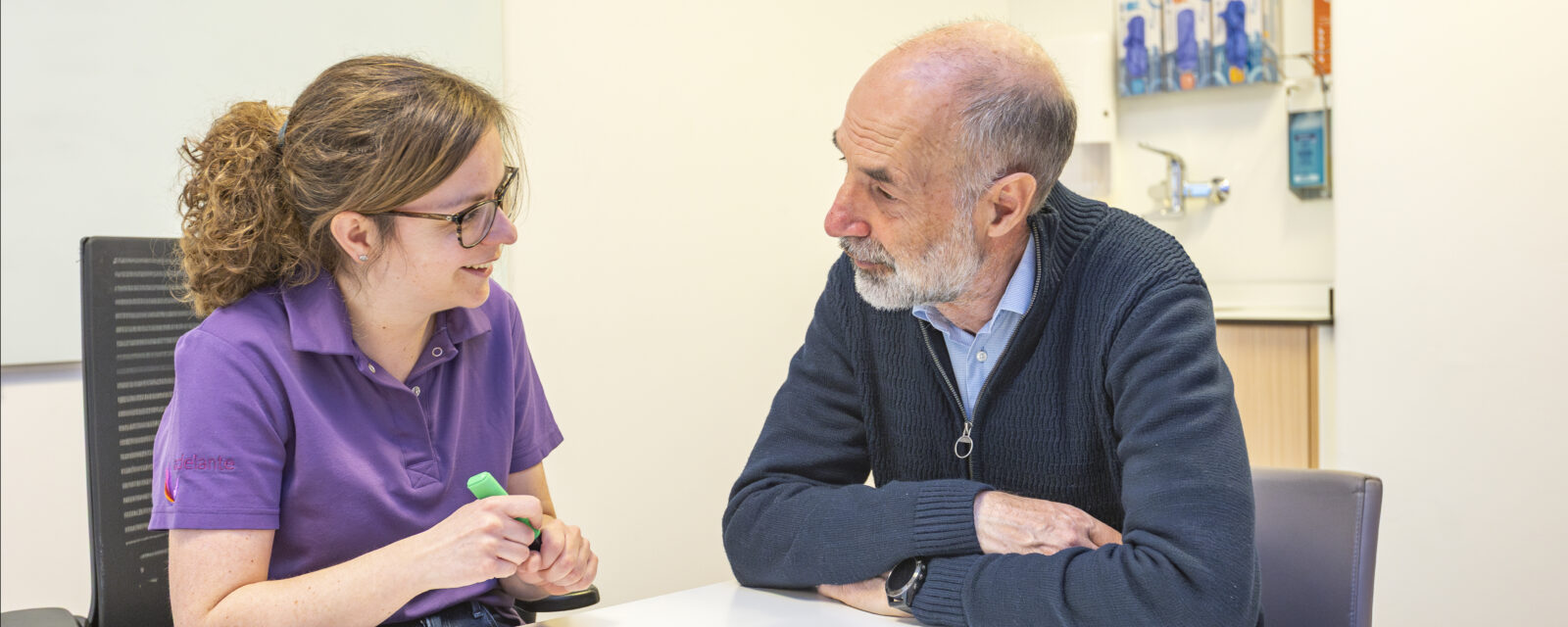 Hersenletselpatiënt in gesprek met ergotherapeut